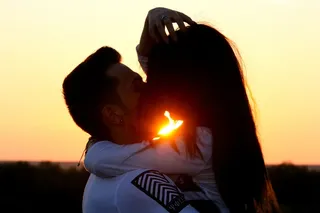 天空,打火机,台灯,蜡烛芯,人物特写,年轻情侣接吻在日落时的剪影