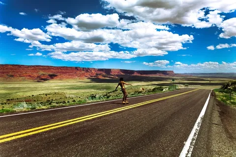公路,天空,戈壁,草原,山峦,公路滑板手滑板人