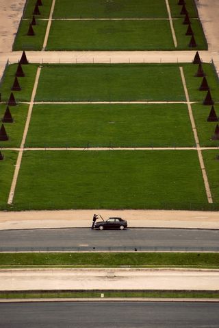 轿车,跑道,飞机,足球运动,金属栏杆,生活场景麻烦难度