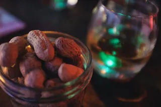 容器,卤花生,板栗,手链,工艺品,罐子里的花生