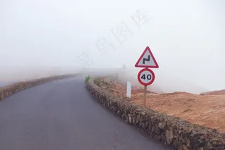 道路，雾气，标志，限速，路面