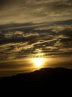 日出,金色的天空,山 日出,金色的天空,山