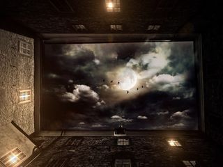 电视机,笔记本电脑,显示器屏幕,电视屏幕,台式电脑,满月在喜怒无常的天空中鸟的低角度视图
