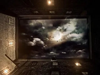 电视机,笔记本电脑,显示器屏幕,电视屏幕,台式电脑,满月在喜怒无常的天空中鸟的低角度视图