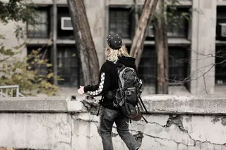 巷道,街道,村道,民居,人物特写,步行人男子青少年