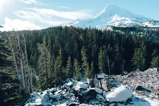 冰雪,山峦,江河,湖泊,风景,岩石在森林与白雪皑皑的山脉在背景中