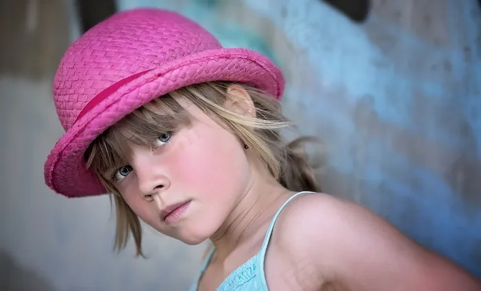 人，人类，儿童，女孩，意见，脸，表情，帽子