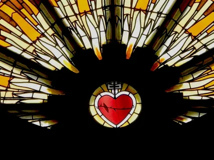 教堂的窗户，爱的心，希望