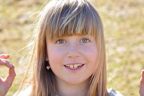 人类，儿童，女孩，脸，金发，长长的头发，出