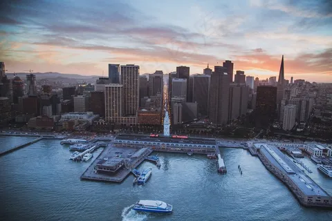 天际线,城市,大海,水,城市景观,云,港口 天际线,城市,大海,水,城市景观,云,港口