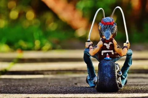 手办玩具,屏幕截图,手办/模型,滑旱冰,兔儿爷,街上的摩托小雕像