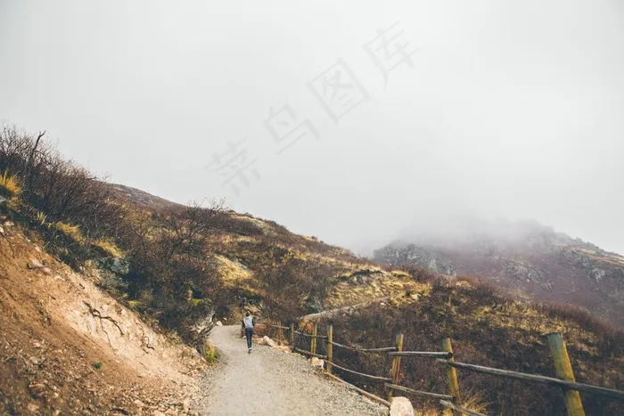 长城,街道,树,风景,山峦,慢跑者在山间的土路上运行