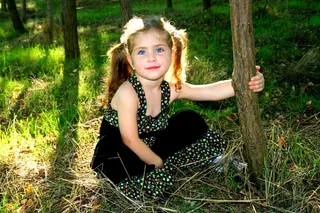 女孩，儿童，蓝眼睛，森林，金色的头发，卷曲