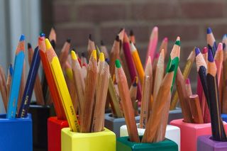 彩色铅笔，颜色，木钉，钢笔，画画，学校