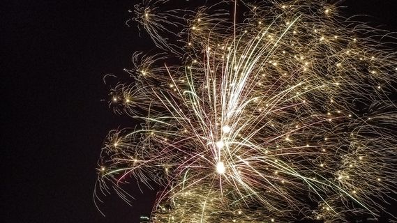 晚上，西尔维斯特，在晚上，在晚上的城市，烟花