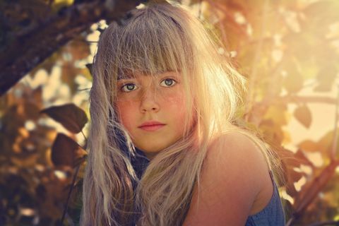 美丽的金发女孩，在日落时的画像