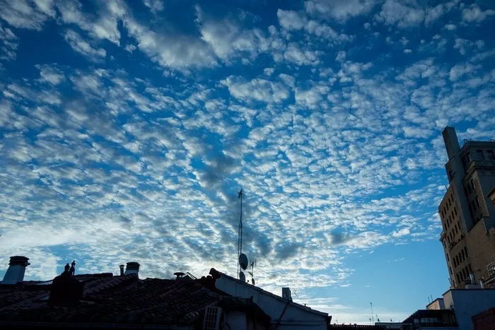 天空,鱼鳞云,卷积云,居民楼,树,马德里的日出