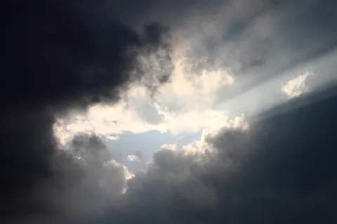 乌云,太阳的光芒,暴风雨后的云 乌云,太阳的光芒,暴风雨后的云