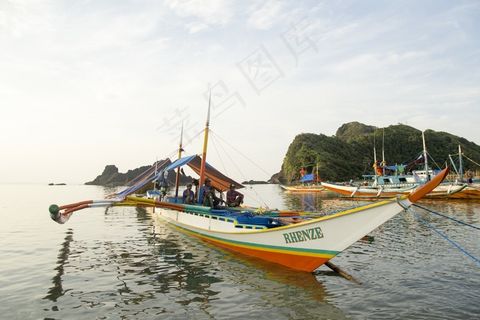 小船,码头,水,人,岛屿,阳光,绳索 小船,码头,水,人,岛屿,阳光,绳索