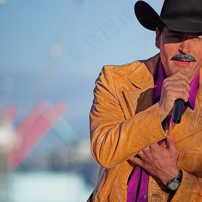 人物特写,*,头巾,西服,卡通动漫人物,城市牛仔