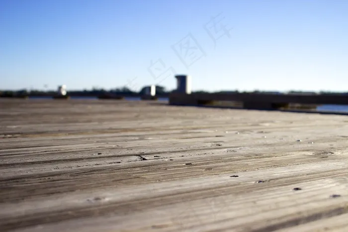 现代建筑,地板砖,天空,沙漠,金属栏杆,木码头着陆阶段模糊