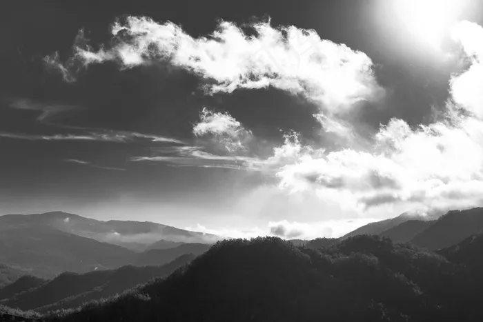 we lift you high,天空,吸顶灯,树,山峦,黑白图像的山地景观