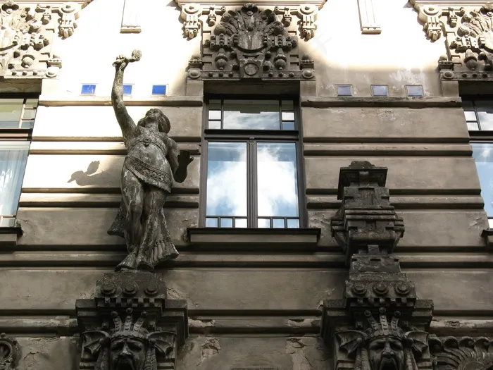 拉脱维亚首都里加，从底部，立面