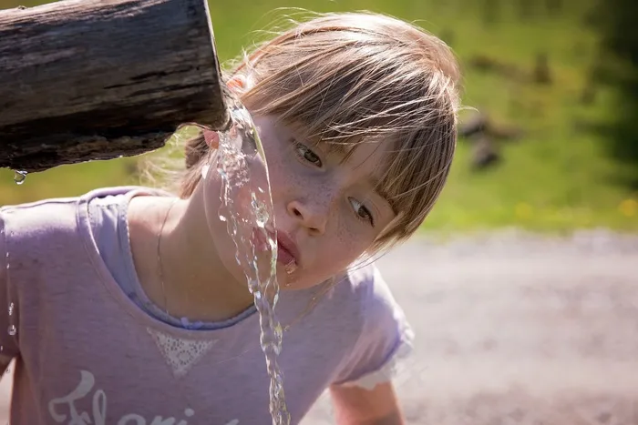 人，人的，儿童女孩，脸，金发，水