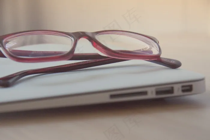眼镜,老花镜,近视眼镜,夹子,剪刀,笔记本电脑上的眼镜
