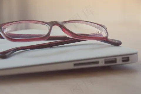 眼镜,老花镜,近视眼镜,夹子,剪刀,笔记本电脑上的眼镜