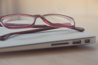 眼镜,老花镜,近视眼镜,夹子,剪刀,笔记本电脑上的眼镜