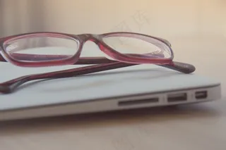 眼镜,老花镜,近视眼镜,夹子,剪刀,笔记本电脑上的眼镜