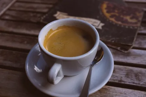 咖啡,茶,咖啡杯,咖啡杯碟,功夫茶具,咖啡杯和桌上的笔记本 咖啡,茶,咖啡杯,咖啡杯碟,功夫茶具,咖啡杯和桌上的笔记本