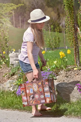 人，人的，女孩，女性，儿童，帽子，赤脚