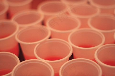 装有果冻和其他东西的杯子