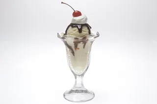 冰淇淋圣代，鲜奶油，樱桃，巧克力