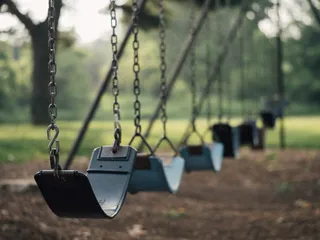 秋千，放荡的人，游乐场，学校，休会，乐趣，公园