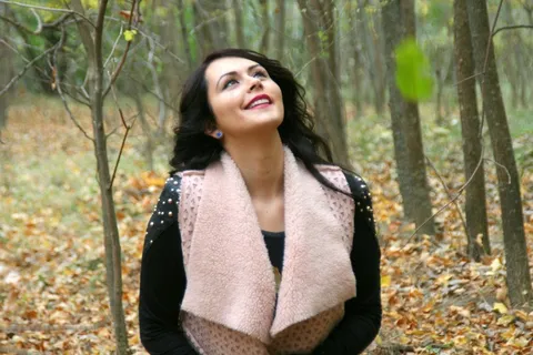 女孩，肖像，森林，秋，叶子，黄色，微笑