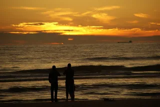 人的，海滩，太阳，日落，波，云，光，水