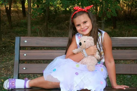 女孩，泰迪熊，泰迪熊，银行，弓，微笑，儿童