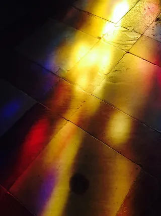 光，阴影，教堂的窗户，沙石，多彩