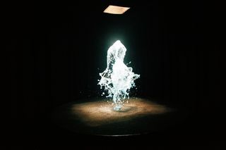 吸顶灯,吊坠,放礼花,工艺品,黑色桌面,泼水抽象喷泉