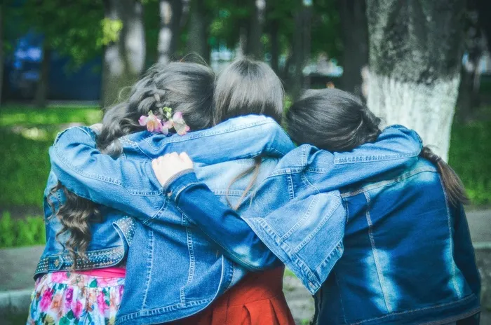 在公园里拥抱的女朋友