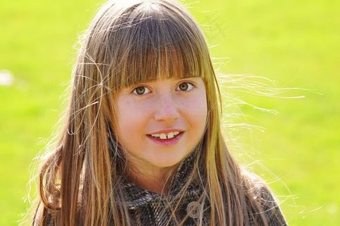 人类，儿童，女孩，脸，长长的头发，金发，草地