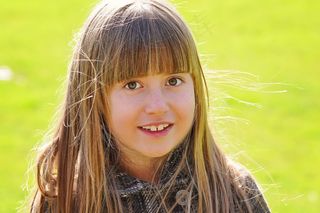 人类，儿童，女孩，脸，长长的头发，金发，草地