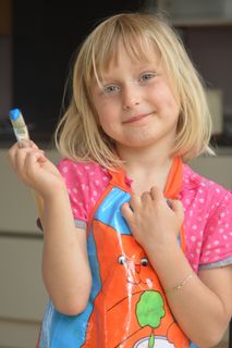 女孩，儿童，人，绘画，画笔，围裙，苗圃