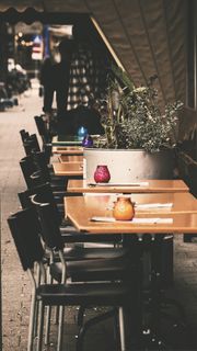咖啡厅，人行道，街道，酒吧，酒馆，餐厅，桌子