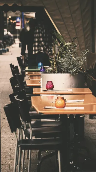 咖啡厅，人行道，街道，酒吧，酒馆，餐厅，桌子