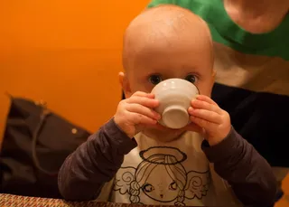 天使，喝酒，蹒跚学步，专心，水