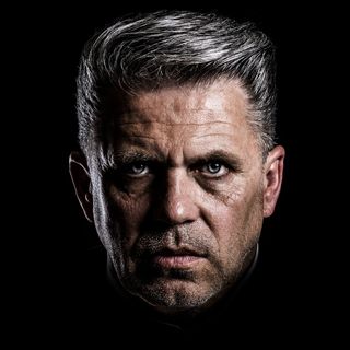 灰发男人的肖像